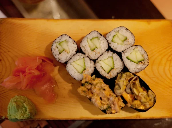 Sabroso sushi en restaraunt japonés — Foto de Stock