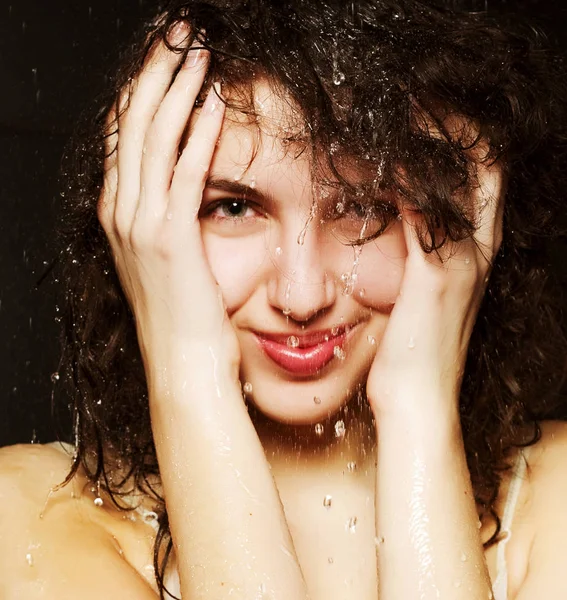 Дівчина приймає душ — стокове фото