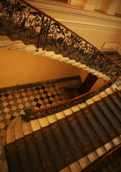 Bardzo starej obudowy klatek schodowych — Zdjęcie stockowe