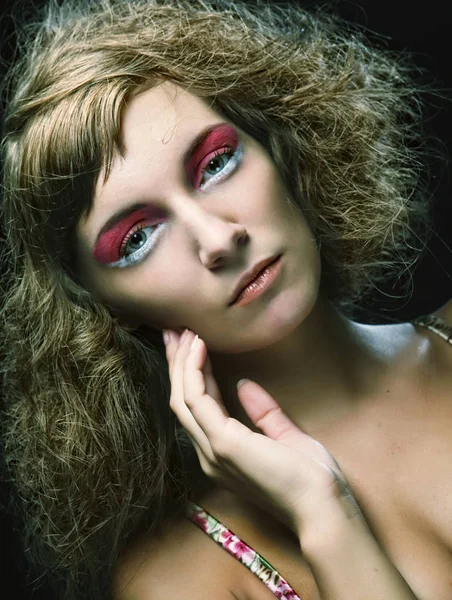 Menina da moda com maquiagem brilhante — Fotografia de Stock