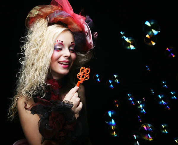 Modelo de moda con maquillaje creativo que sopla burbujas de jabón — Foto de Stock
