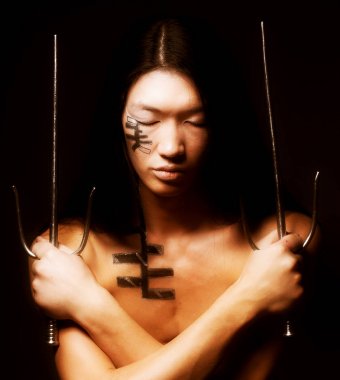 Asyalı çocuk siyah arka plan üzerinde