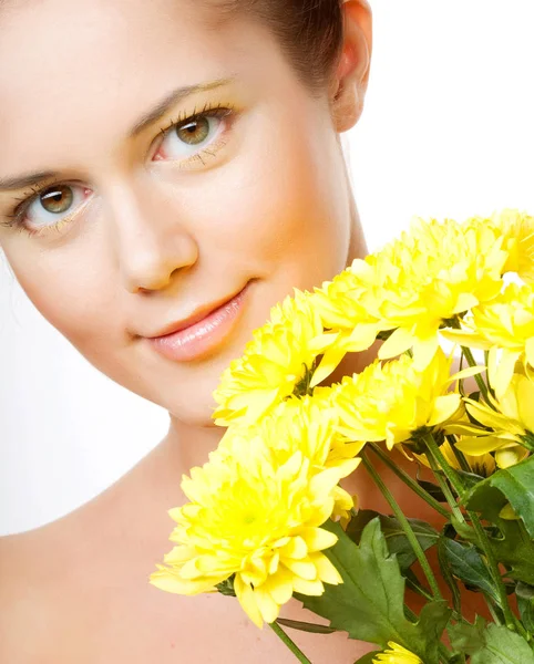 Weibliches Gesicht mit der gelben Chrysantheme — Stockfoto
