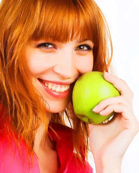 Νεαρή γυναίκα που κρατά ένα πράσινο μήλο — Φωτογραφία Αρχείου