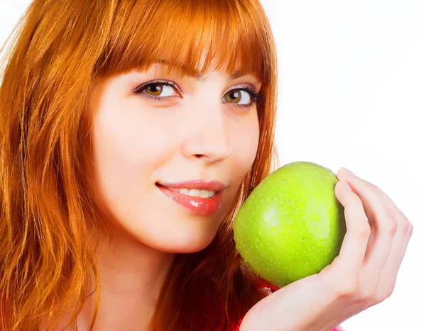 Mujer joven sosteniendo una manzana verde — Foto de Stock