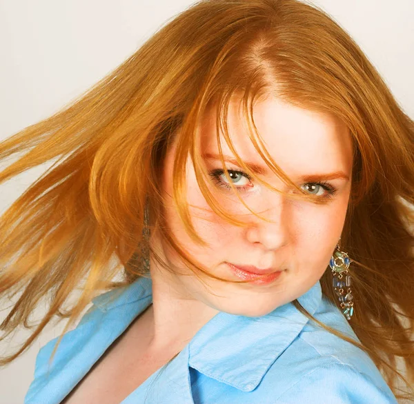 Retrato de una hermosa, sexy chica roja con viento en el pelo — Foto de Stock