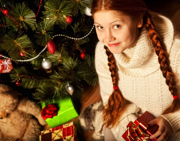 Noel hediyesi, genç kadının yanına ağaç — Stok fotoğraf