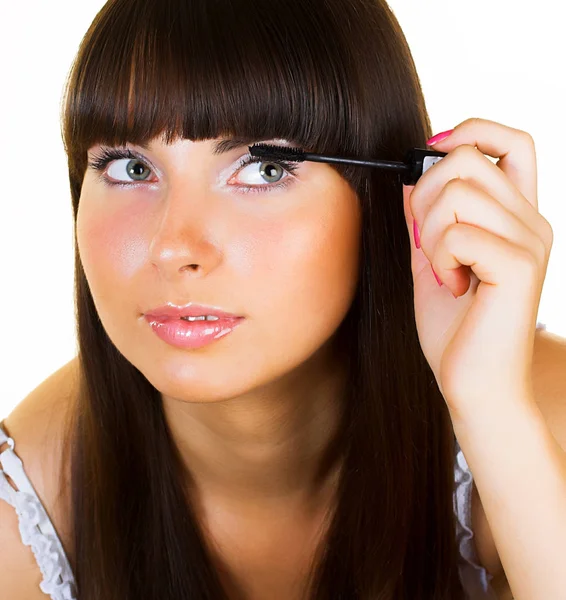 Kvinna brunett tillämpa gör upp spegelbild — Stockfoto