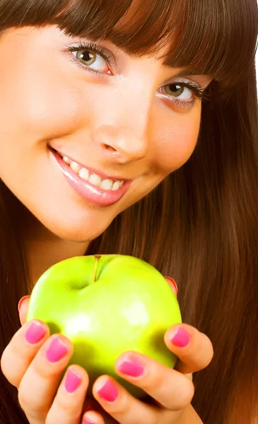 Mujer joven sosteniendo una manzana verde — Foto de Stock