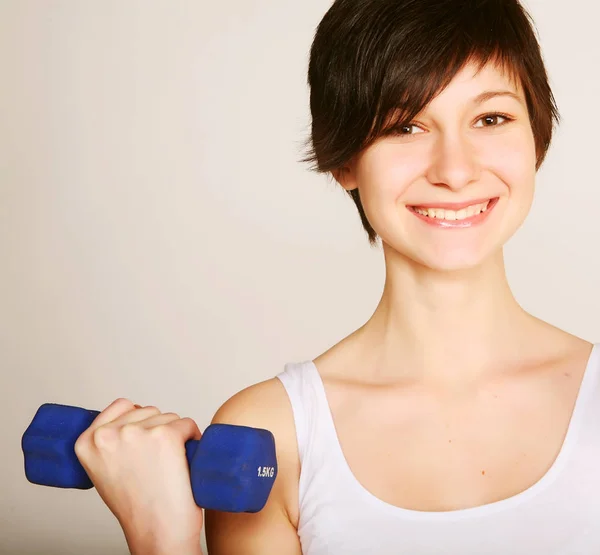 Fitness mulher levantar pesos — Fotografia de Stock