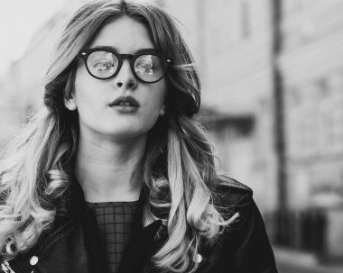 Yaz şehrinde sarışın bir kız, siyah beyaz bir resim.