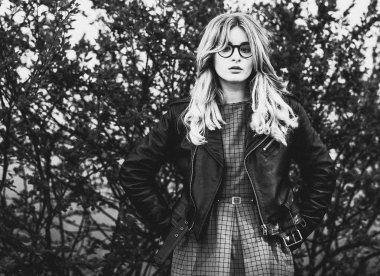 yaşam tarzı, moda ve insanlar kavramı: kız, siyah bir