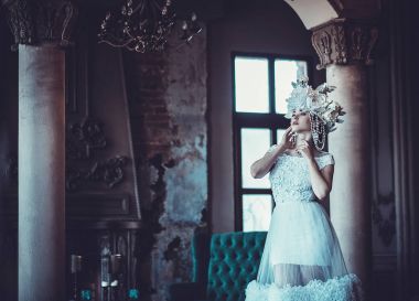 Zarif gelinlik ve taç. Muhteşem bir kadın. İhale gelini