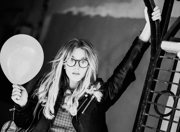 genç kadın şehir, yaz saati, siyah beyaz resim