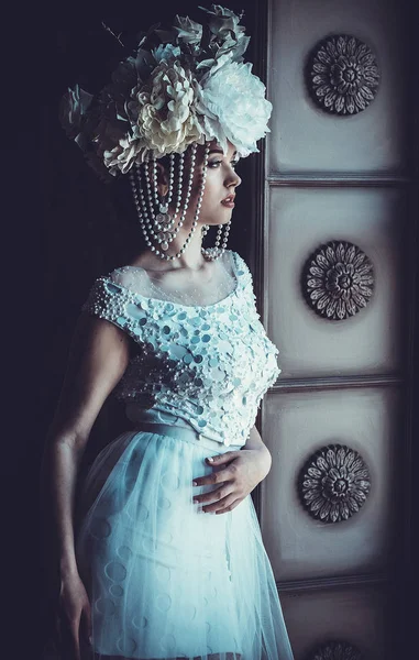 エレガントなウェディング ドレスとクラウン。ゴージャスな女性。入札の花嫁 — ストック写真
