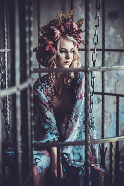 Luksusowy moda stylowa dziewczyna w klatce. Kwiat sukienka i wr — Zdjęcie stockowe