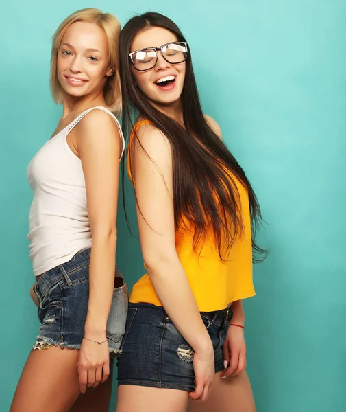Twee jonge meisje vrienden permanent samen en plezier. Over bl — Stockfoto