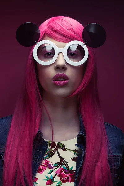 Young fashion girl with pink hair and big sunglasses — Stock Photo, Image