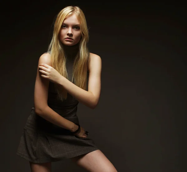 Portret pięknej młodej blondynki w czarnej sukience. — Zdjęcie stockowe