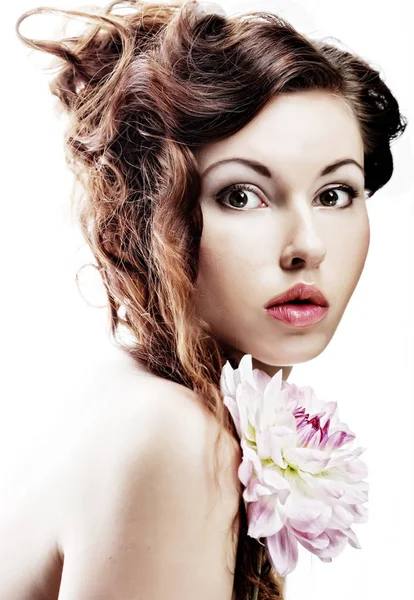 Kvinna med stora rosa blommor — Stockfoto