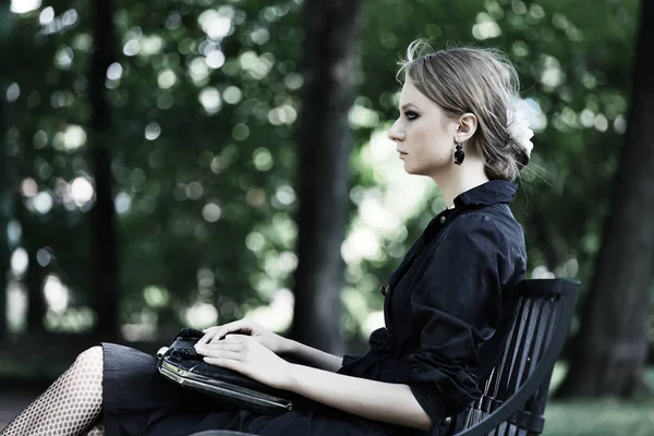 공원 벤치에 앉아 있는 여자 — 스톡 사진