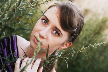 kadın açık havada yeşil yaprakları altında.