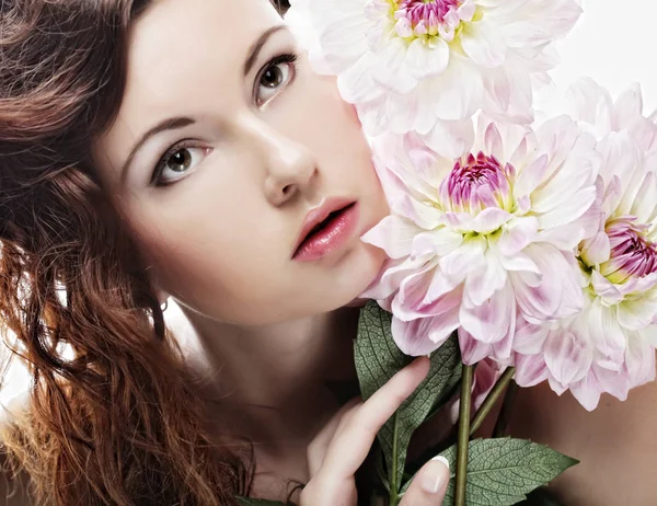 Frau mit großen rosa Blüten — Stockfoto
