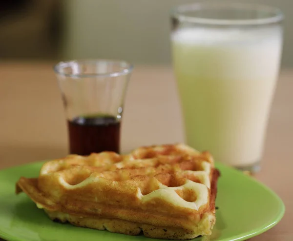 Delicioso waffle con leche — Foto de Stock