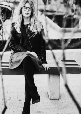 sarışın kız oturur bir tezgah, yaz şehir, siyah beyaz resim