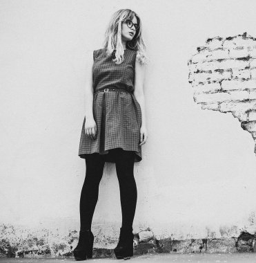 genç kadın şehir, yaz saati, siyah beyaz resim