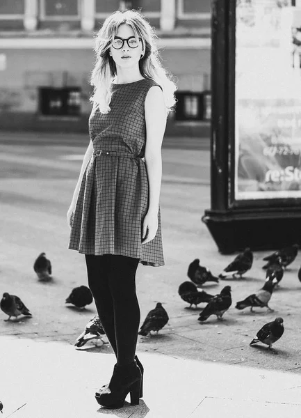 Chica y palomas, estilo de vida y moda — Foto de Stock