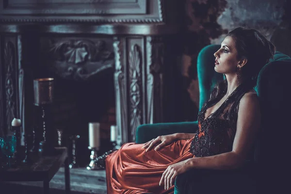 Piękna panna młoda siedzi na krześle. Luksusowy pałac. — Zdjęcie stockowe