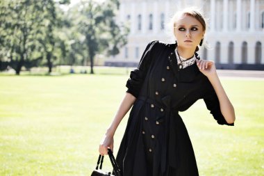 model üzerinde bir şehir sokak poz