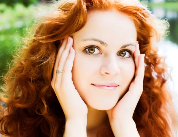 Vörös hajú lány szabadtéri — Stock Fotó