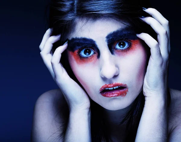Portret jonge vrouw in depressie. Creatieve make-up. — Stockfoto