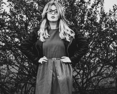 Yaz şehrinde sarışın bir kız, siyah beyaz bir resim.