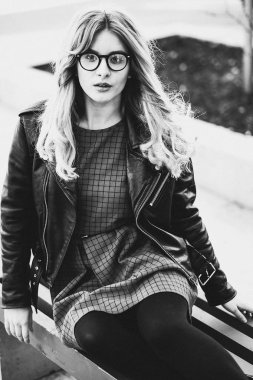 sarışın kız oturur bir tezgah, yaz şehir, siyah beyaz resim