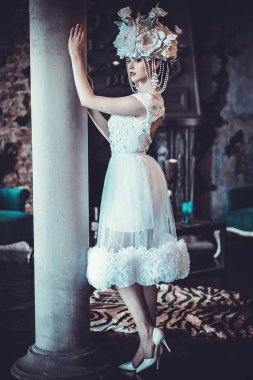 Sarayı odada genç güzel gelin.