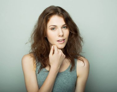 yaşam tarzı ve insanlar kavramı: genç casual kadın portre. Bankacı Charlie'yle, kıvırcık saç.