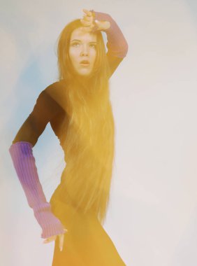 uzun saçlı genç dansçı kadın