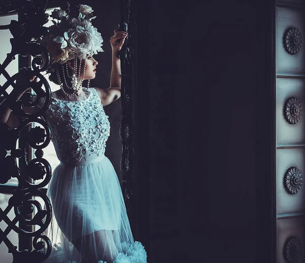 宮殿の部屋に立っている若い美しい花嫁. — ストック写真