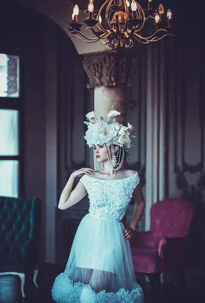 Jovem noiva bonita de pé na sala do palácio . — Fotografia de Stock