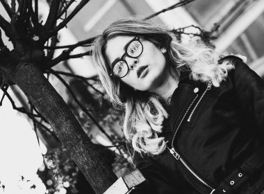 genç kadın şehir, yaz saati, siyah beyaz resim