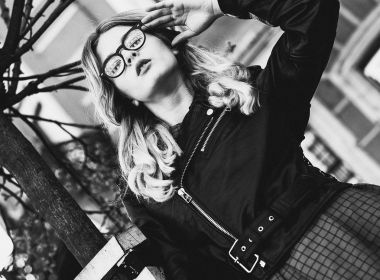 Yaz şehrinde sarışın bir kız, siyah beyaz bir resim.