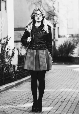 Yaz şehrinde sarışın bir kız, siyah beyaz bir resim.