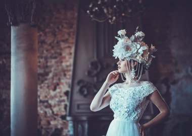 Sarayı odada genç güzel gelin.