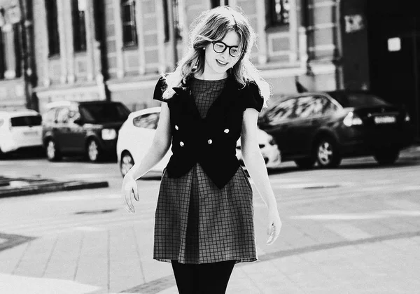 Mujer joven en la ciudad, hora de verano, foto en blanco y negro —  Fotos de Stock