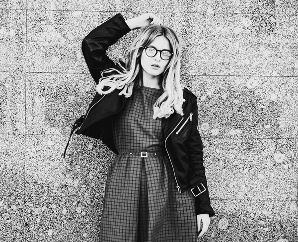 Estilo de vida, la moda y el concepto de la gente: chica rubia posando sobre w — Foto de Stock