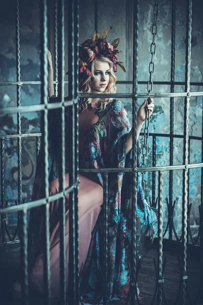 Luxe mode stijlvolle meisje in de kooi. Bloem jurk en een wr — Stockfoto