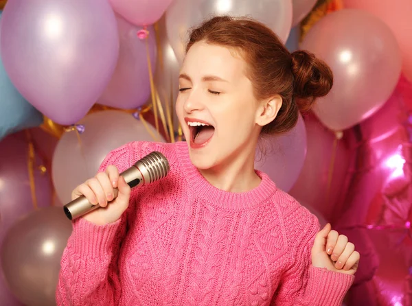 Feliz chica cantante. Mujer de belleza con micrófono sobre backgroun —  Fotos de Stock